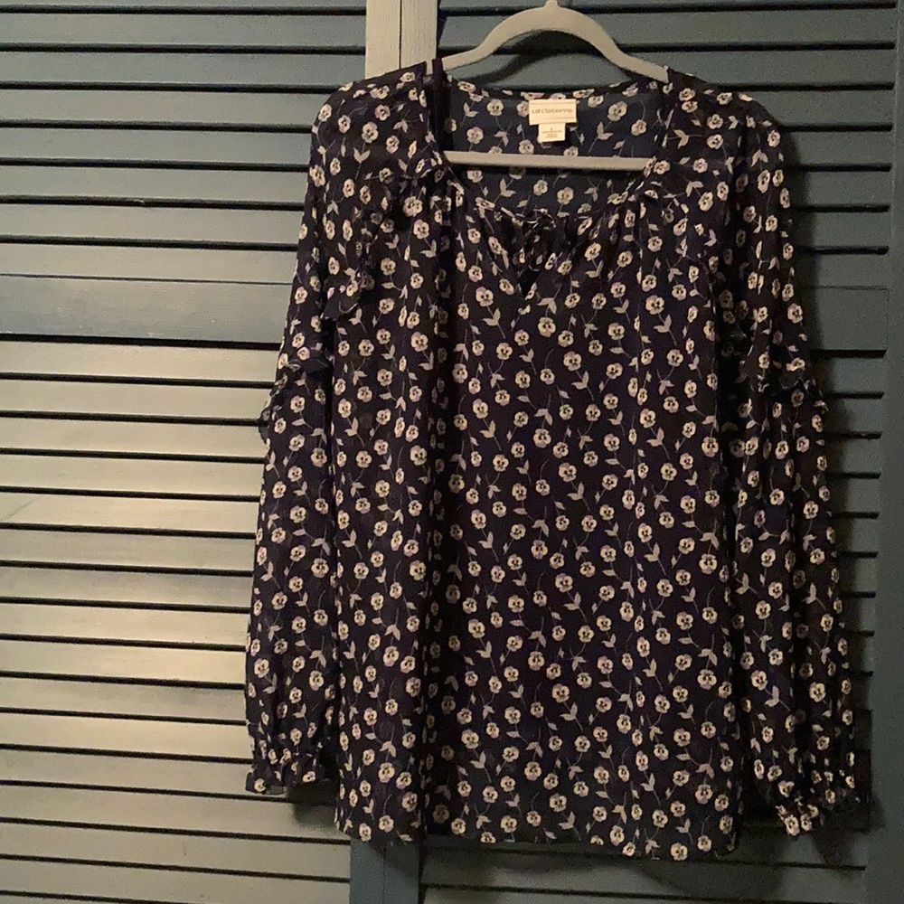 Blouse covered in violets.
